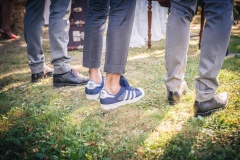 chaussures des témoins vues du ras du sol en extérieur