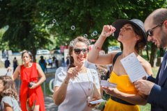 invitée d'un mariage faisant des bulles de savon pendant le cocktail