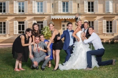 couple de mariés entouré des témoins dans le parc du château de leur mariage