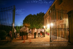 photo de réception de mariage en soirée terrasse extérieure d'un domaine en beaujolais