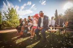 vue en très grand angle en extérieur d'invités pendant la cérémonie laïque d'un mariage