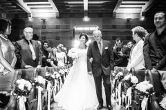 entrée de la mariée en robe blanche au bras de son père