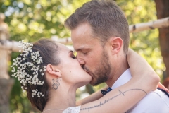 baiser des mariés à la fin de la cérémonie laïque en extérieur