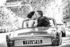 baiser de jeunes mariés à l'arrière d'un cabriolet dans les rues de Lyon