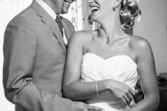 couple de jeune marié éclate de rire en se tenant dans les bras l'un de l'autre