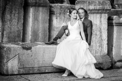 jeunes mariés prend la pose comme des mannequins dans les ruines du cirque gallo-romain de Lyon