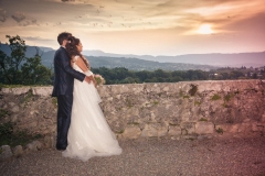 couple de jeunes mariés regarde le coucher du soleil dans le parc du château des comtes de Challes