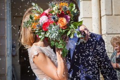couple-sortie-eglise-bouquet-coeur-mariage-prestige-grignan
