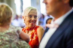 portrait-maman-eglise-mariee-drole-ceremonie