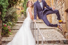 couple-marie-saut-talons-mariage-oingt-pierres-dorees-beaujolais