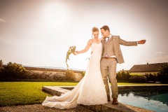 couple-maries-piscine-chateau-mar-jongieux-mariage-prestige