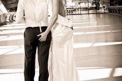 couple-maries-trash-dress-mariage-insolite-aeroport-lyon-st-exupery