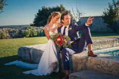 couple-rires-piscine-bouquet-mariage-grignan