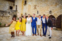 groupe-temoins-cour-chateau-mariage-souillac-lot