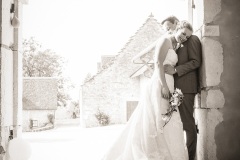 couple-noir-blanc-porche-chateau-mar-jongieux-mariage-prestige