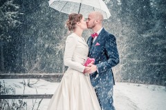 mariage-couple-hiver-neige-baiser-chambery-grenoble-annecy