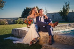 maries-couple-piscine-mariage-luxe-sarson-grignan