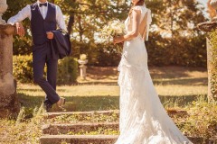 seance-couple-escalier-jardin-chateau-mariage-romantique-vienne-isere