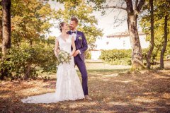 beau-couple-maries-ambiance-bucolique-mariage-glamour-vienne