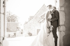 couple-noir-blanc-porche-chateau-mar-jongieux-mariage-prestige