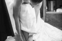 enfilage-soulier-preparatifs-mariee-mariage-solennel-lyon