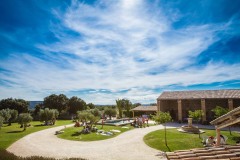 vue-ensemble-panorama-domaine-sarson-pool-party-day-after-mariage-luxe-grignan