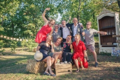 photo de petit groupe de parents des mariés faisant les fous dans un décor champêtre