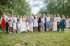 photo de groupe des mariés et leurs amis célébrant leur mariage au bord du lac à la Rochette