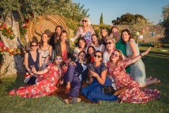 photo de groupe du marié et de toutes ses amies assis au pied d'un olivier dans le parc du domaine de Sarson à Grignan