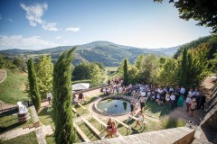 vue grand angle en plongée sur les invités d'un mariage dans le parc du domaine de vavril dans le beaujolais