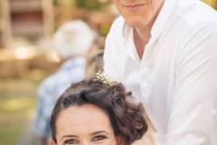 couple d'amoureux souriant au photographe pendant le cocktail