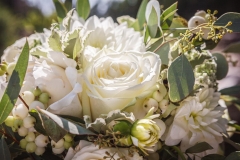 gros plan du bouquet de roses et pivoines blanches de la mariée