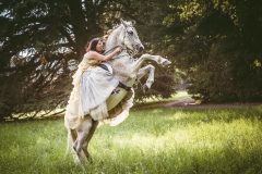 cavalière en représentation sur cheval cabré pendant un mariage sur le thème équestre