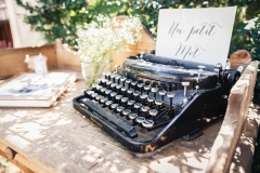 vieille machine à écrire servant de décor à côté du livre d'or d'un mariage à Vienne