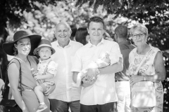 portrait noir et blanc d'une famille souriante avec les enfants, les parents et les grands-parents pendant un vin d'honneur