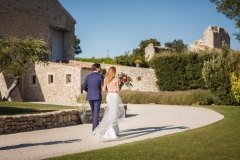 couple de jeunes mariés dans une allée du parc du domaine de Sarson à Grignan dans la Drôme provençale