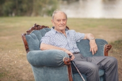 grand-père de la mariée assis dans un fauteuil dans le parc du cocktail