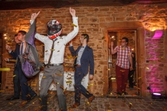 entrée des amis des mariés déguisés sous une pluie de paillettes