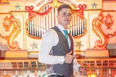 frère du marié posant devant l'orgue limonaire de l'abbaye de Collonges de Paul Bocuse