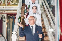 ballet des serveurs de l'Abbaye de Collonges Paul Bocuse pour servir le champagne à la fin du repas de mariage
