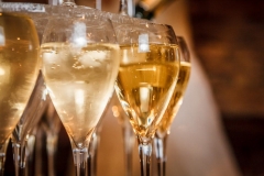 gros plan de la cascade de champagne avec des coupes dorées aux fines bulles