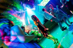 ambiance de fête pour les invités qui dansent baignés de la lumière des lasers multicolores