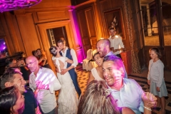 ambiance de fête pendant le bal autour des mariés qui s'embrassent