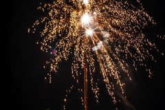 photos de feu d'artifice tiré de nuit pendant la réception d'un mariage
