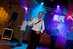 photos de soirée du photographe de mariage qui danse éclairé par les lasers