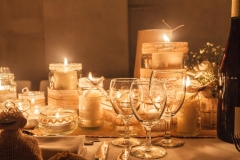photos de table de mariage ornée de bougies dans des bocaux de décor en verre et dentelle