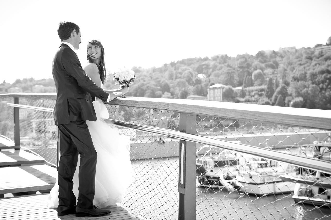 photo de couple de mariage sur la passerelle du canal de la confluence à Lyon