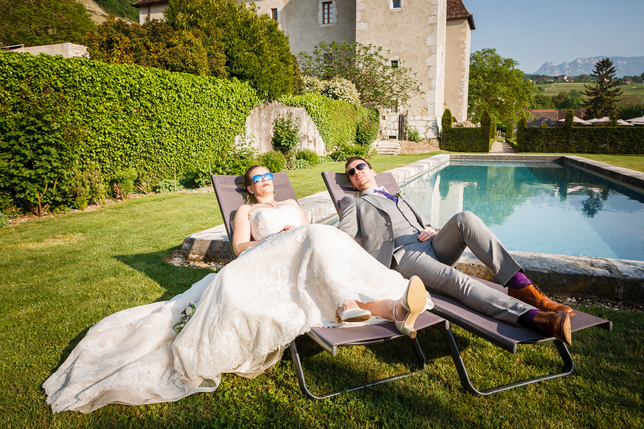 photo de couple de jeunes mariés au chateau de la mar à jongieux. photographe mariage chambéry